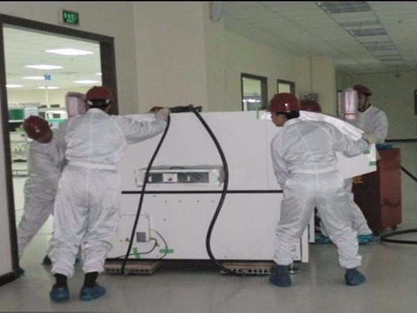 屹星機(jī)電無(wú)塵車間設(shè)備氣墊搬運(yùn)到位